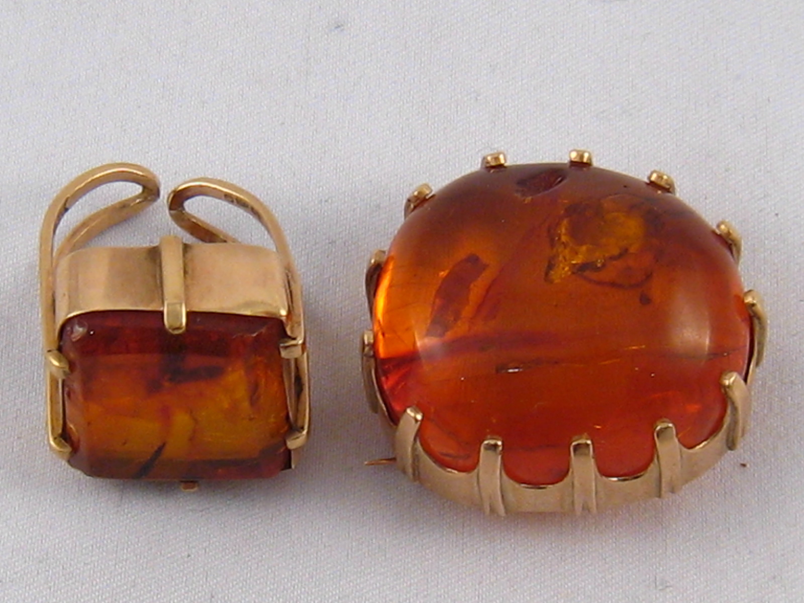 A 9 carat gold honey amber brooch with pendant fitting, hallmarked London, 1980, approx.