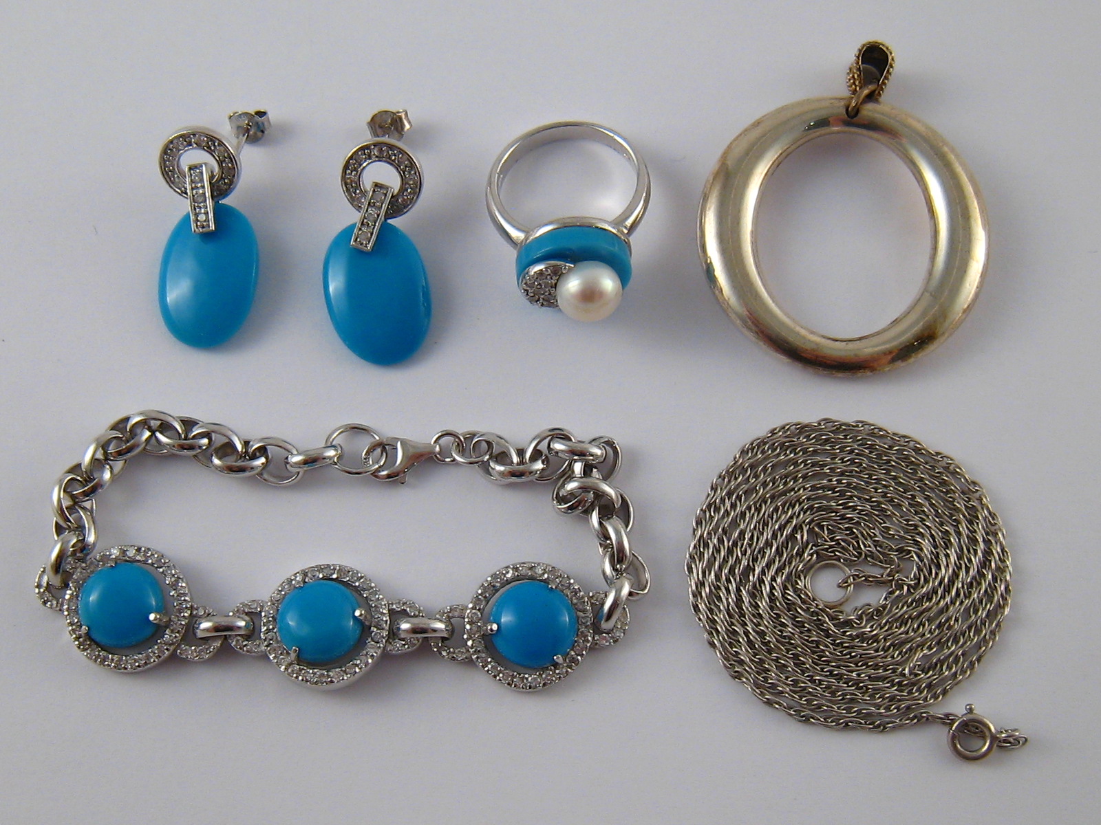 A mixed lot comprising a silver pendant by Tiffany & Co (bale replaced), a silver chain,