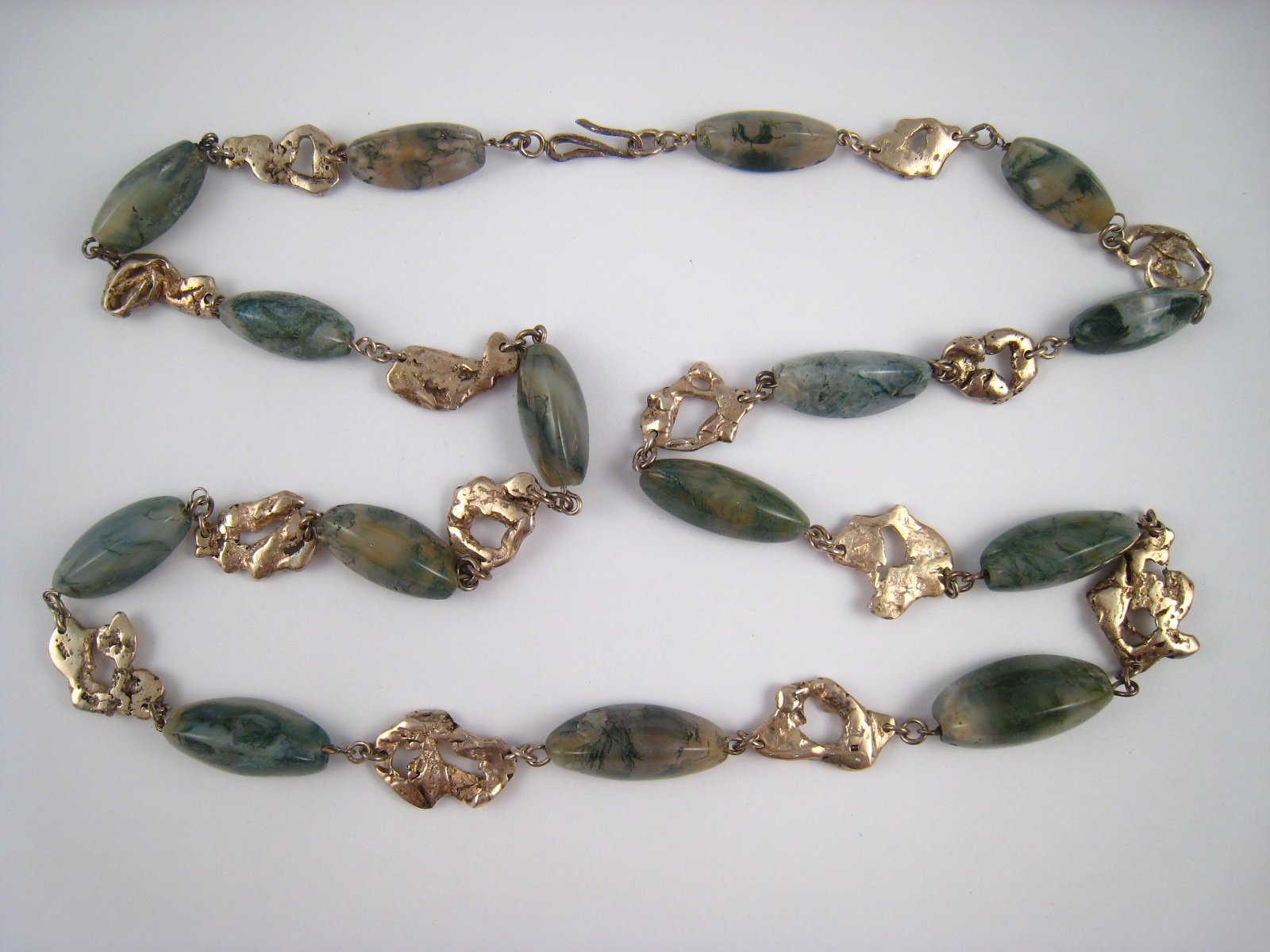 A silver and moss agate necklace, approx 94cm long, hallmarked London 1980, maker LL.