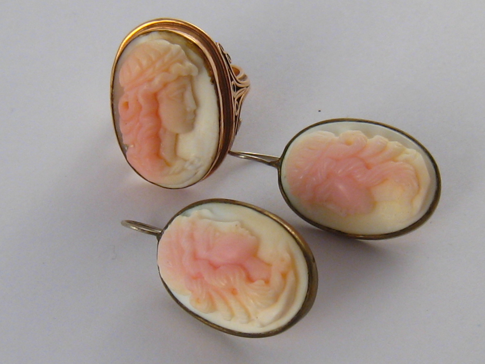 A mixed lot comprising a yellow metal (tests 14 carat gold) cameo ring, size I, 6.