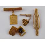 A mixed lot comprising a 9 carat gold tie pin and a cufflink (9.