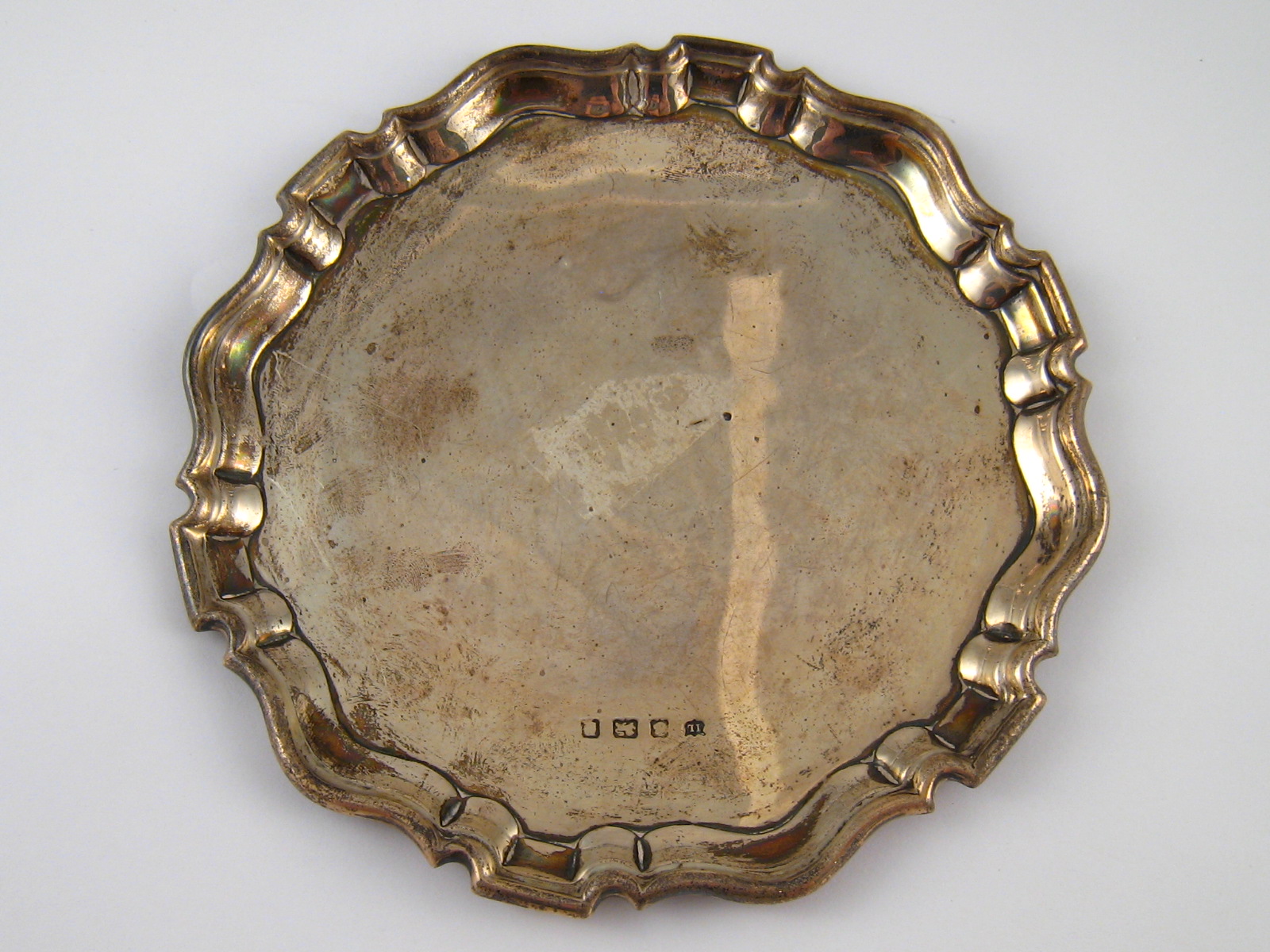 A small silver salver with Chippendale rim, Birmingham, circa 1914 (marks rubbed). 16cm. across, wt.