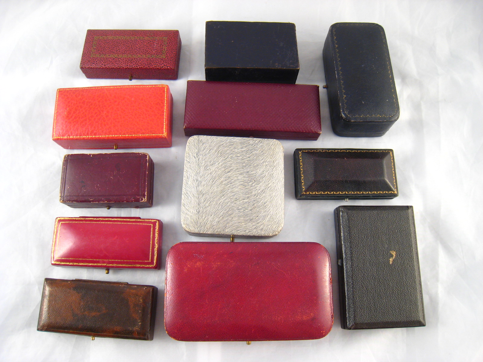 Twelve vintage jewellery boxes.