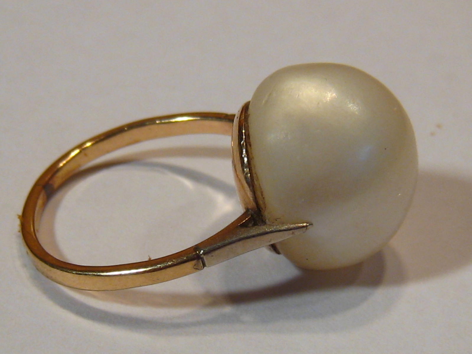 A yellow metal (tests 9 carat gold) untested baroque pearl ring, pearl approx 14mm long, - Image 4 of 6