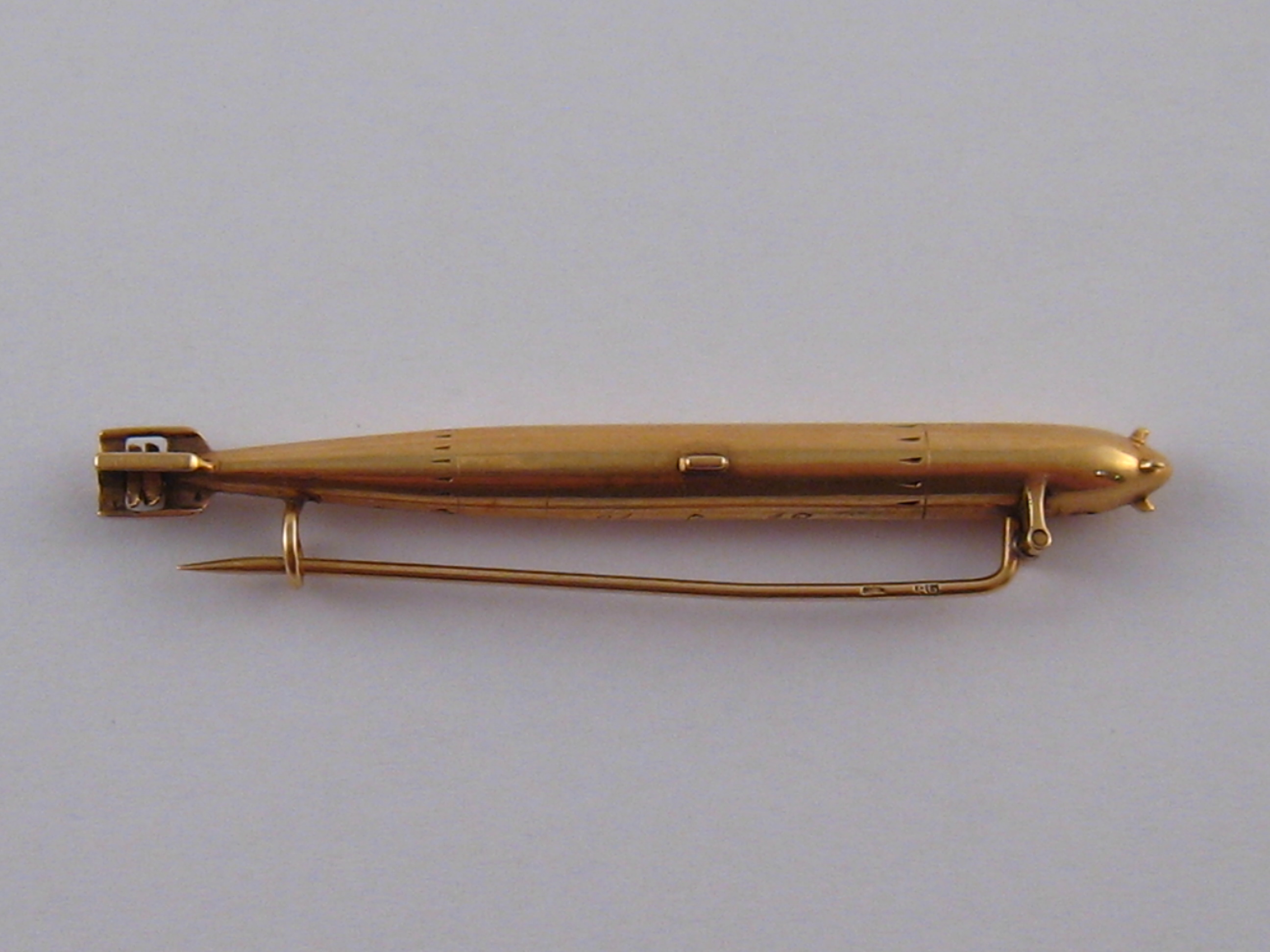 A Russian gold brooch in the form of a detailed early 20th century torpedo with moving propellors,