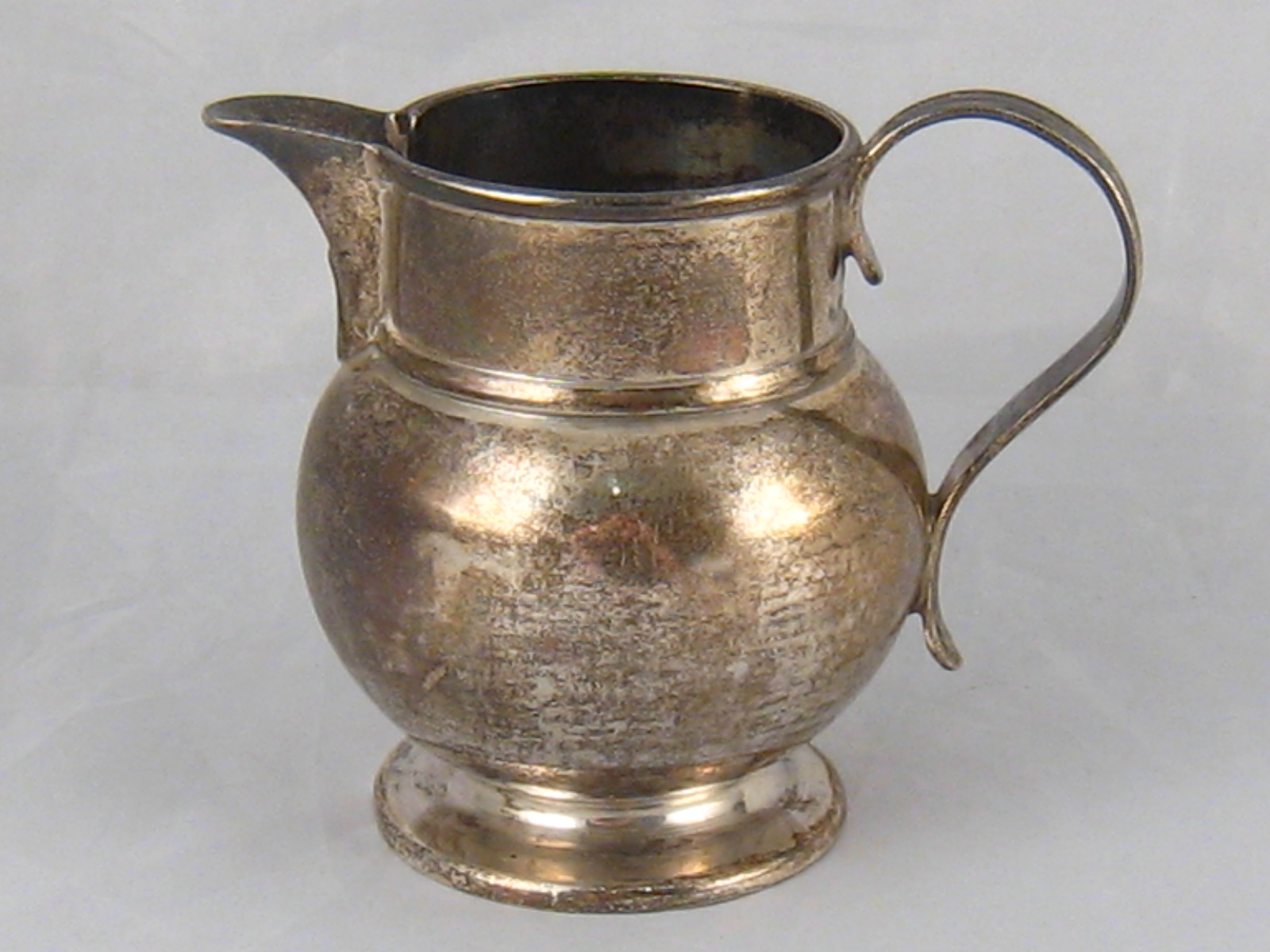 A silver cream jug by Alfred, Francis and Arthur Pairpoint, London, 1919. Wt. 171gm.