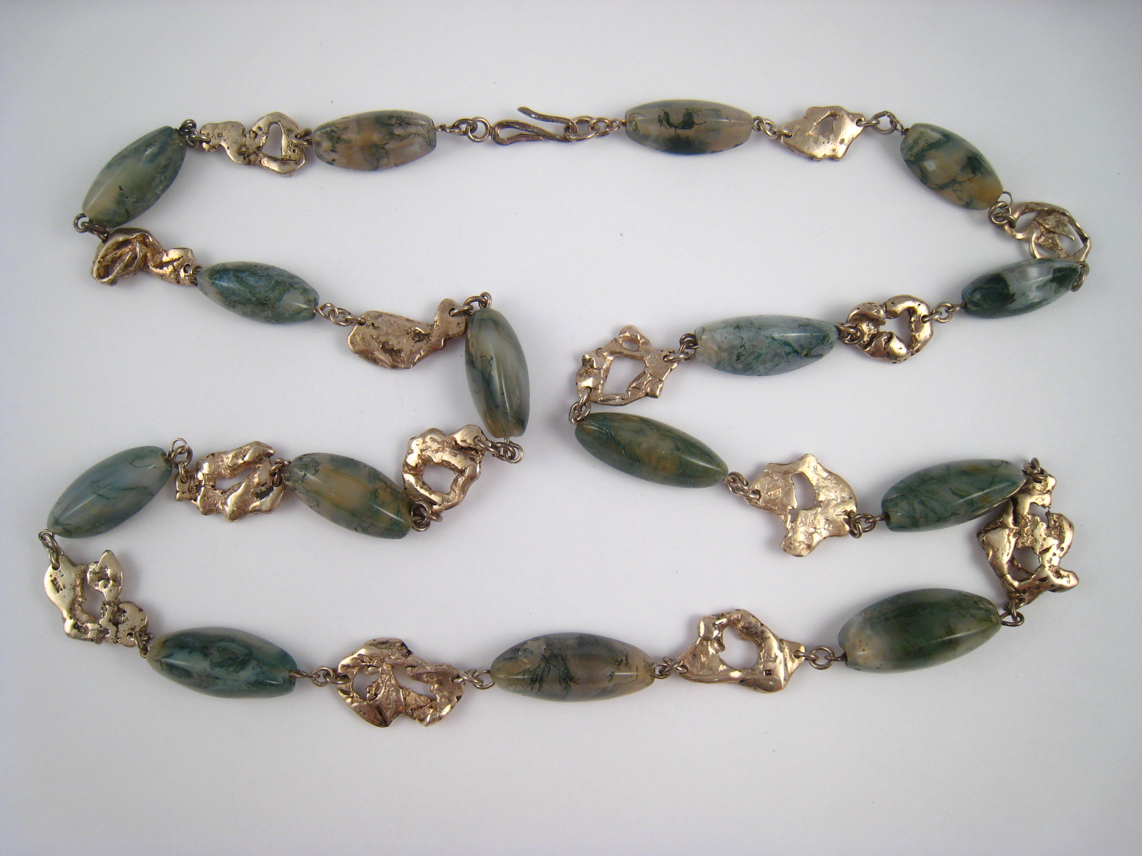 A silver and moss agate necklace, approx 94cm long, hallmarked London 1980, maker LL. - Image 2 of 2