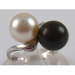 A white metal (tests 18 carat gold) grey and white cultured pearl ring, pearls approx. 8.