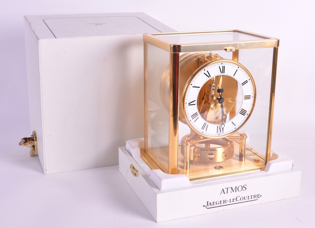 A FINE JAEGER-LECOULTRE CASED ATMOS CLOCK No.661216 contained within a fitted white leather type