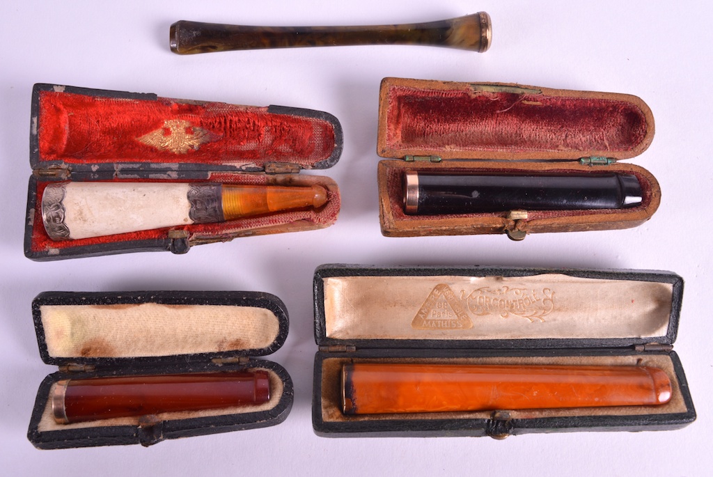 A COLLECTION OF EDWARDIAN AND LATER CIGARETTE HOLDERS including amber examples etc. (qty)