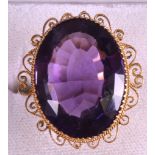 AN 18K EDWARDIAN LADIES YELLOW GOLD AND AMETHYST RING.