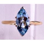 A FINE 18CT GOLD MARQUISE AQUAMARINE RING.