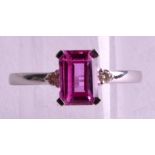 A 9CT WHITE GOLD AND PINK TOPAZ RING.