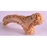 AN EARLY 20TH CENTURY CHINESE CARVED IVORY HANDLE decorated with dragons amongst clouds. 3.75ins