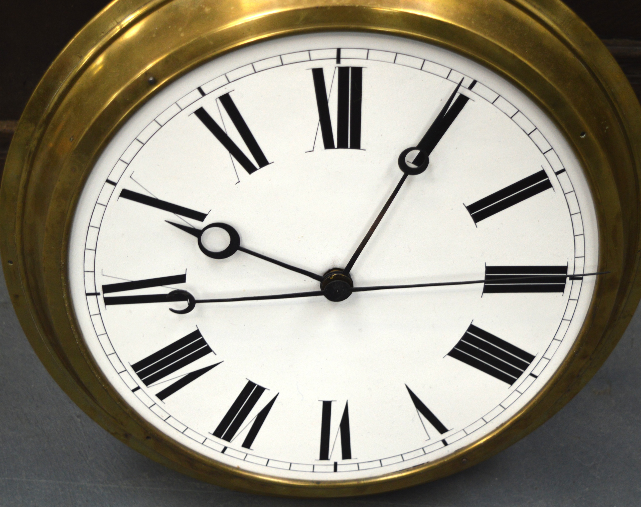 A LOVELY FRENCH GILT LYRE DISPLAY CLOCK 'HORLOGER CONSTRUCTEUR with large white enamel dial and - Image 5 of 5