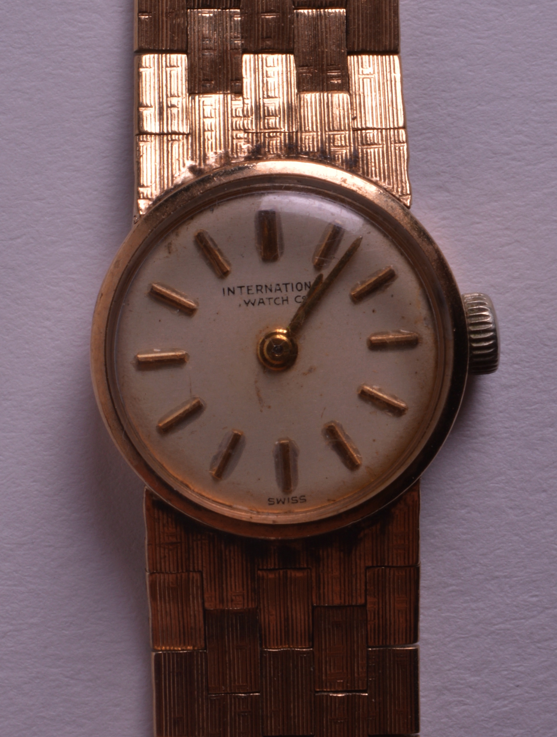 A 1950S IWC 9CT YELLOW GOLD LADIES WRISTWATCH calibre 431. 31 grams overall. 1Ins diameter.