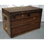 A GOOD LARGE EARLY 20TH CENTURY LOUIS VUITTON TRAVELLING TRUNK No. 33450, with iron mounts and brass