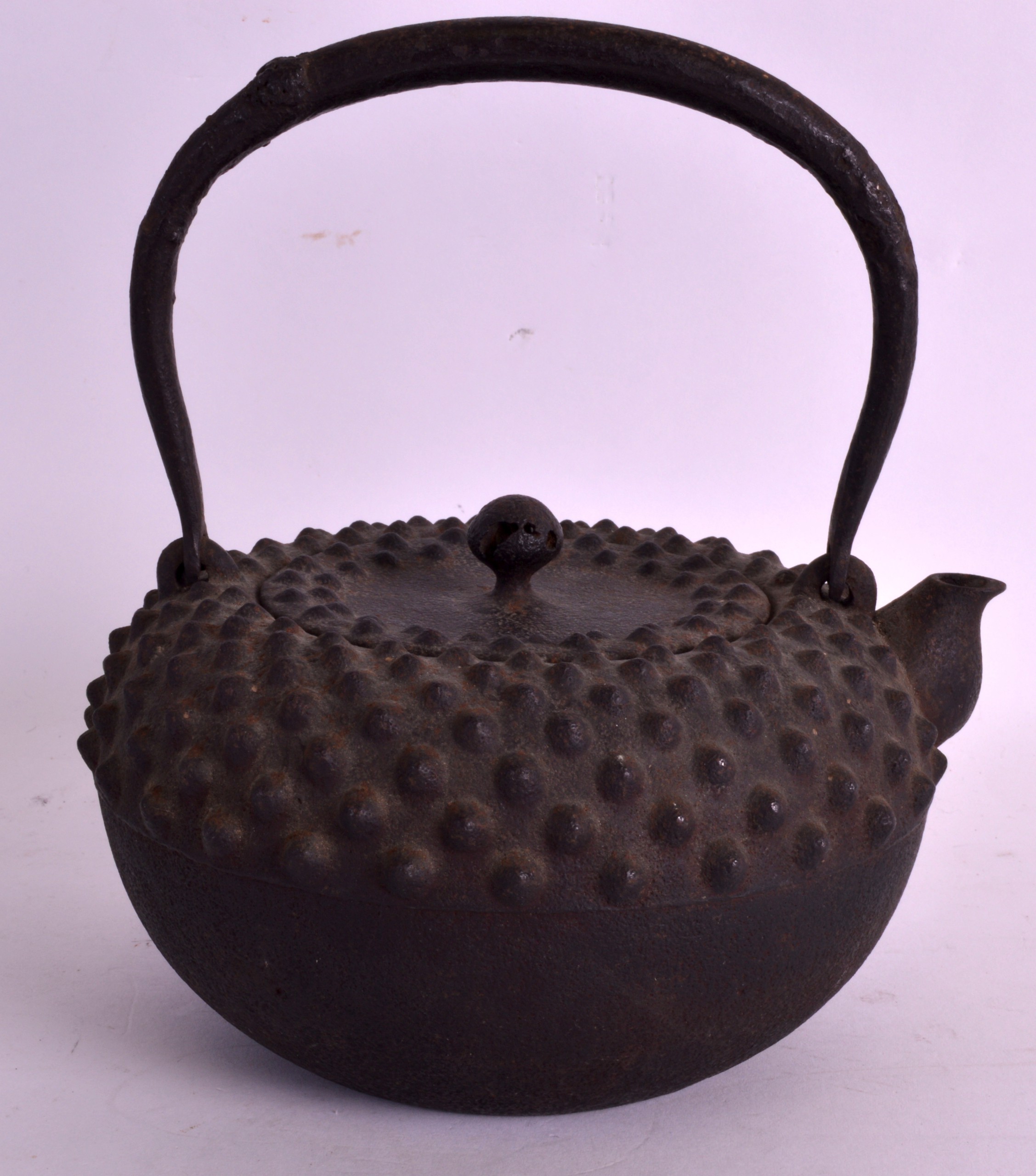 AN 18TH/19TH CENTURY JAPANESE EDO PERIOD IRON TETSUBIN with dimpled decoration. - Image 2 of 3