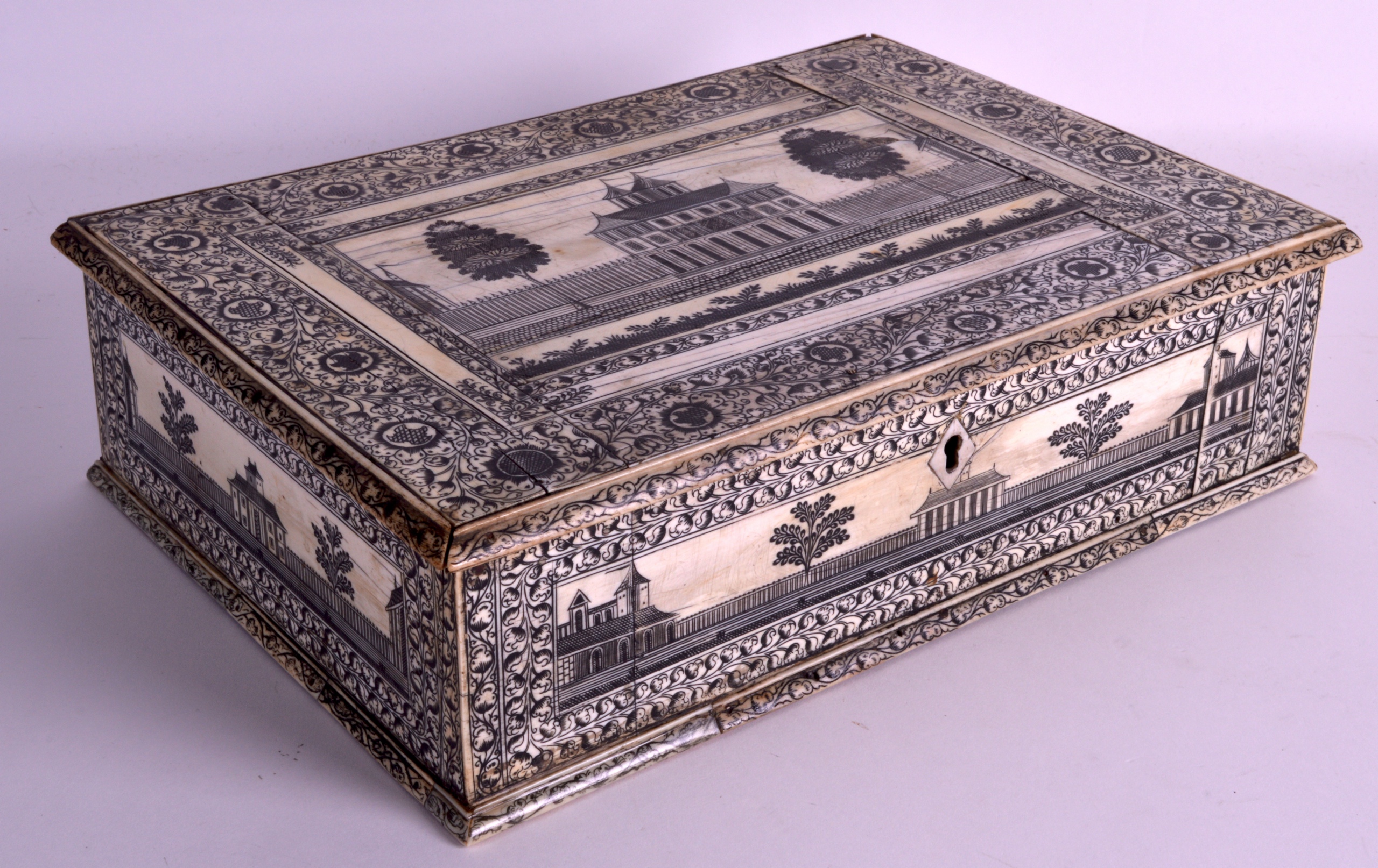 A FINE EARLY 19TH CENTURY ANGLO INDIAN VIZAGAPATAM RECTANGULAR BOX the top engraved with a