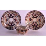 A PAIR OF EARLY 19TH CENTURY DERBY IMARI PLATES with a matching cream jug. (3)