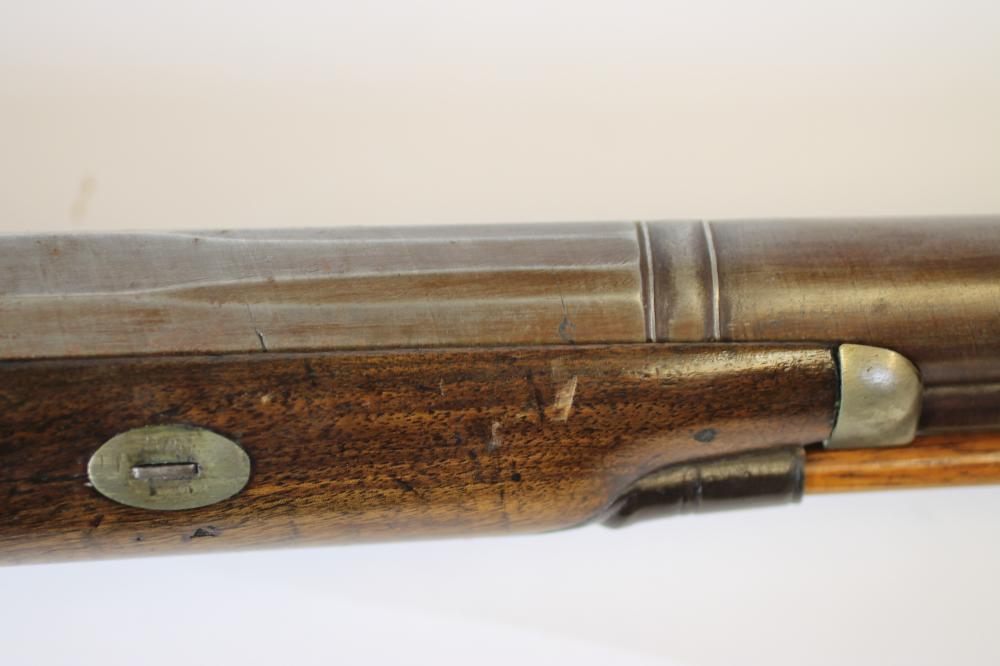 AN ENGLISH PERCUSSION SPORTING GUN, 19th century, the 32 1/2" damascus barrel with octagonal - Bild 3 aus 6