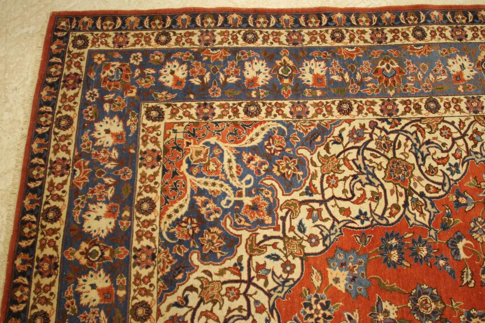 A PERSIAN CARPET, the red floral field with central navy blue gul and ivory spandrel, blue foliate - Bild 5 aus 5