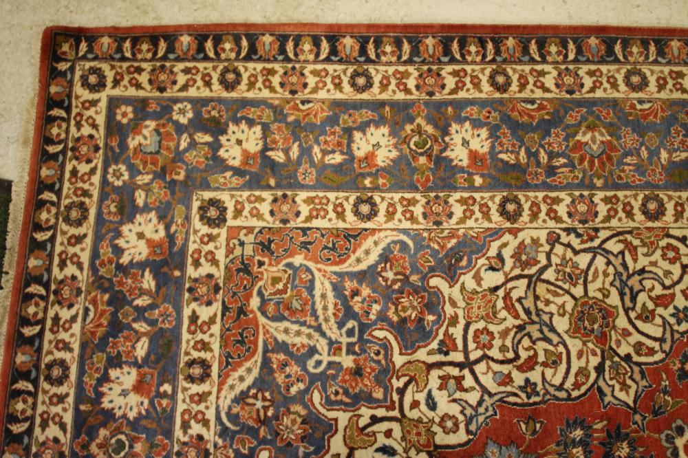 A PERSIAN CARPET, the red floral field with central navy blue gul and ivory spandrel, blue foliate - Bild 3 aus 5