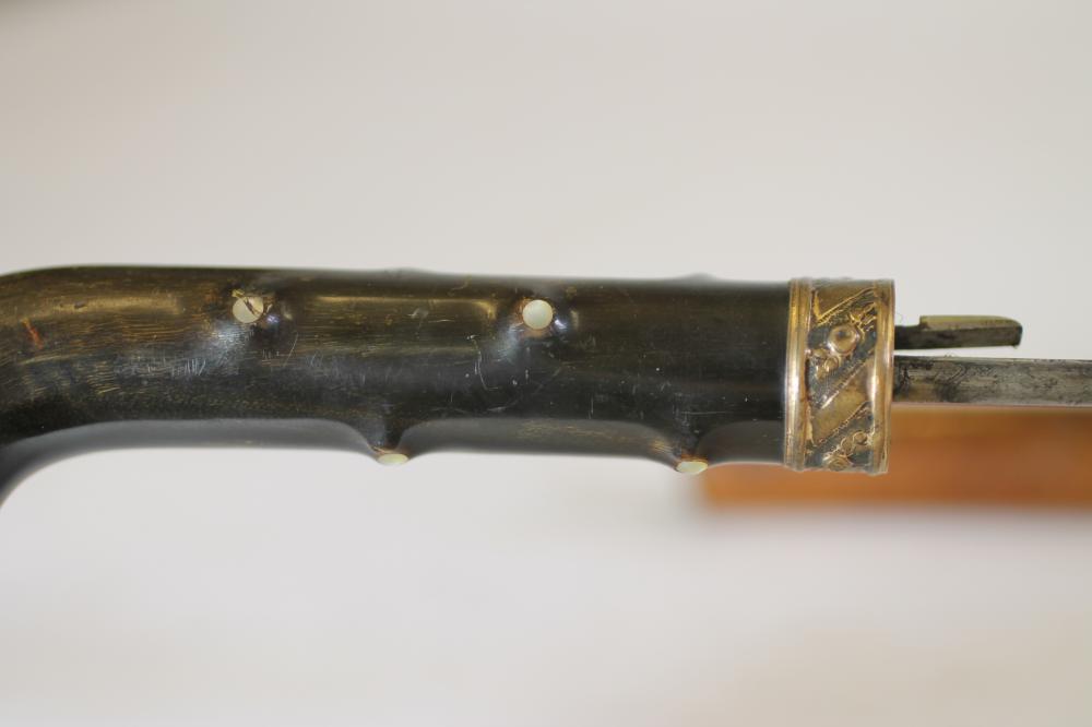 A MALACCA SWORD STICK, 19th Century, the 27 1/2" blade with blued floral decoration, blackthorn - Bild 5 aus 5