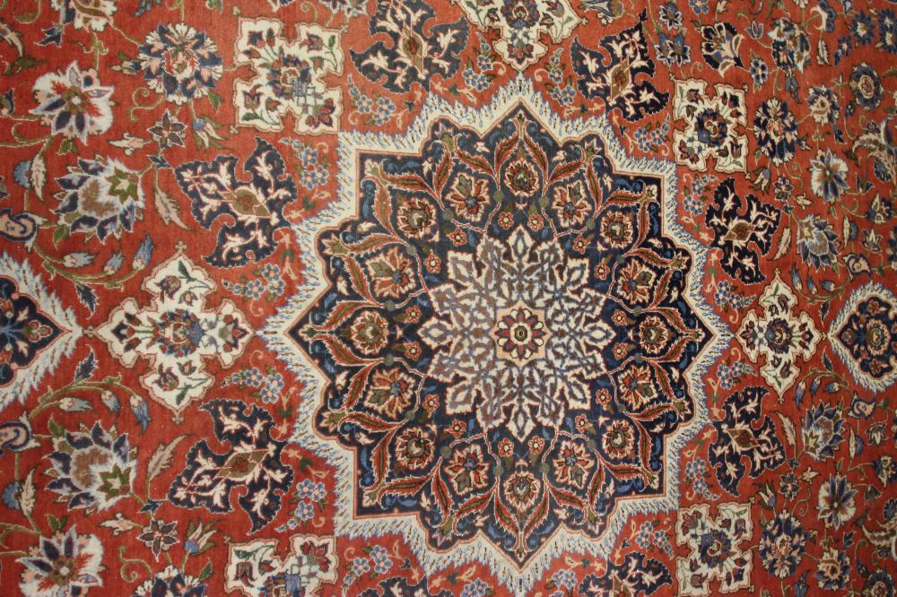 A PERSIAN CARPET, the red floral field with central navy blue gul and ivory spandrel, blue foliate - Bild 2 aus 5