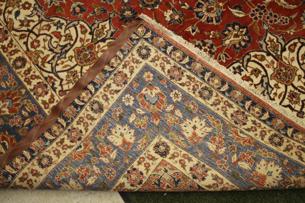 A PERSIAN CARPET, the red floral field with central navy blue gul and ivory spandrel, blue foliate - Bild 4 aus 5
