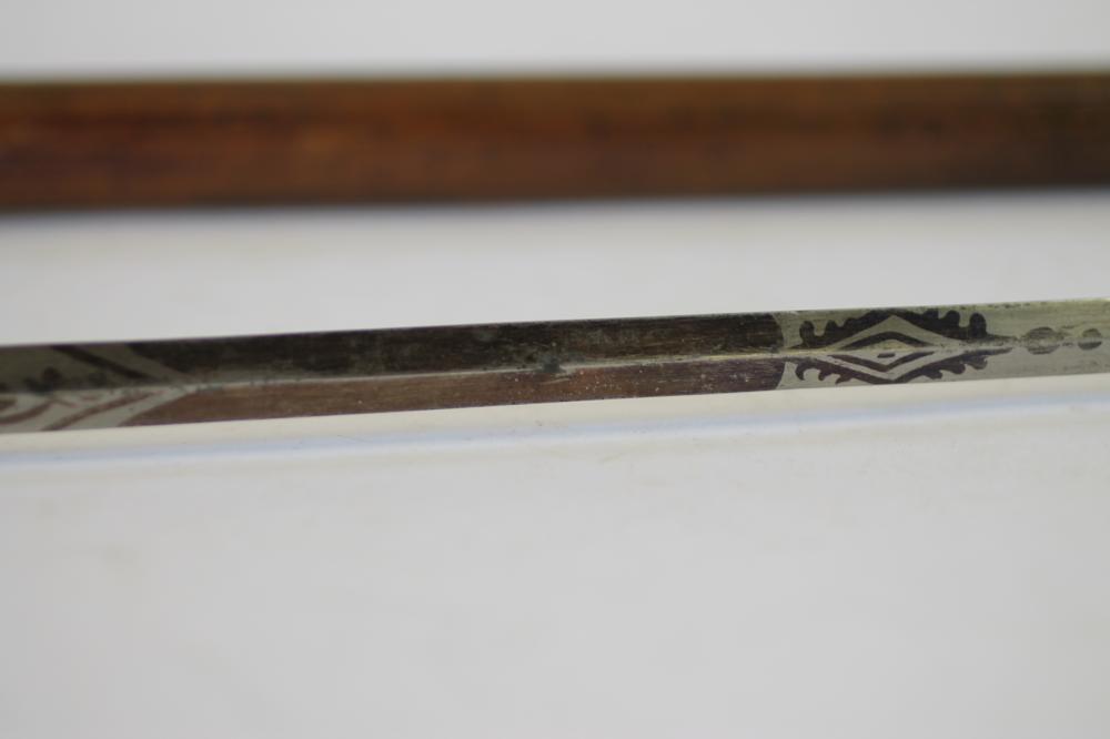 A MALACCA SWORD STICK, 19th Century, the 27 1/2" blade with blued floral decoration, blackthorn - Bild 4 aus 5