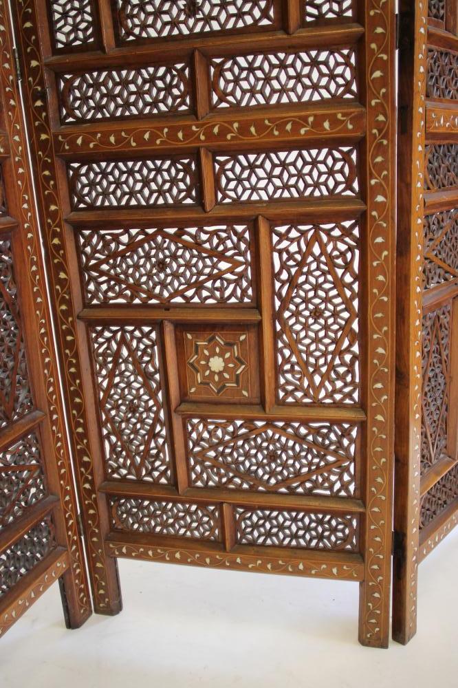 AN INDIAN HARDWOOD FOLDING ROOM SCREEN, c.1900, of four fold pierced trellis form interspersed - Bild 2 aus 5