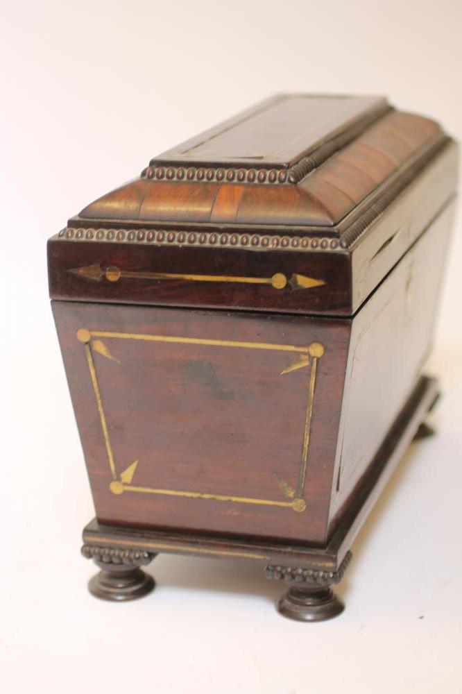 A REGENCY ROSEWOOD TEA CHEST of sarcophagus form with brass stringing and reel edging, hinged lid - Bild 2 aus 3