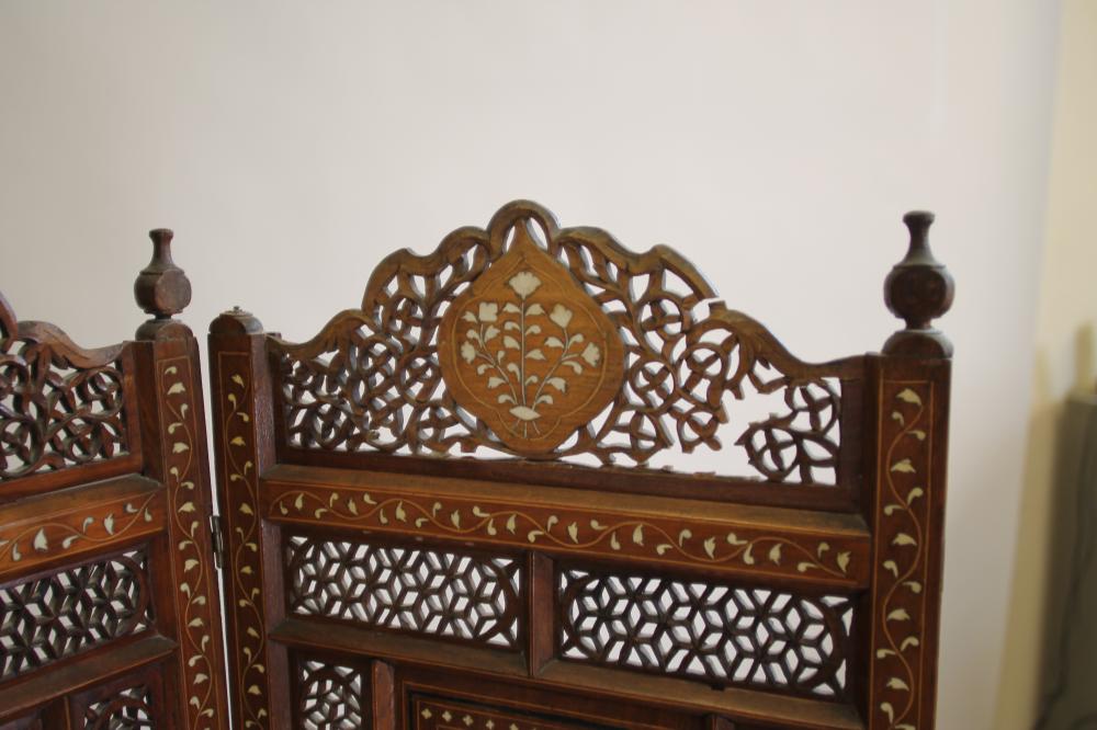 AN INDIAN HARDWOOD FOLDING ROOM SCREEN, c.1900, of four fold pierced trellis form interspersed - Bild 5 aus 5