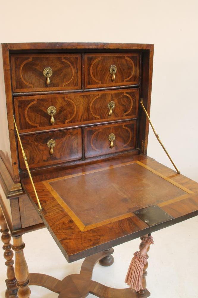 A WILLIAM & MARY WALNUT AND FEATHER BANDED CABINET on later stand, c.1900, the oblong cabinet with - Bild 2 aus 4