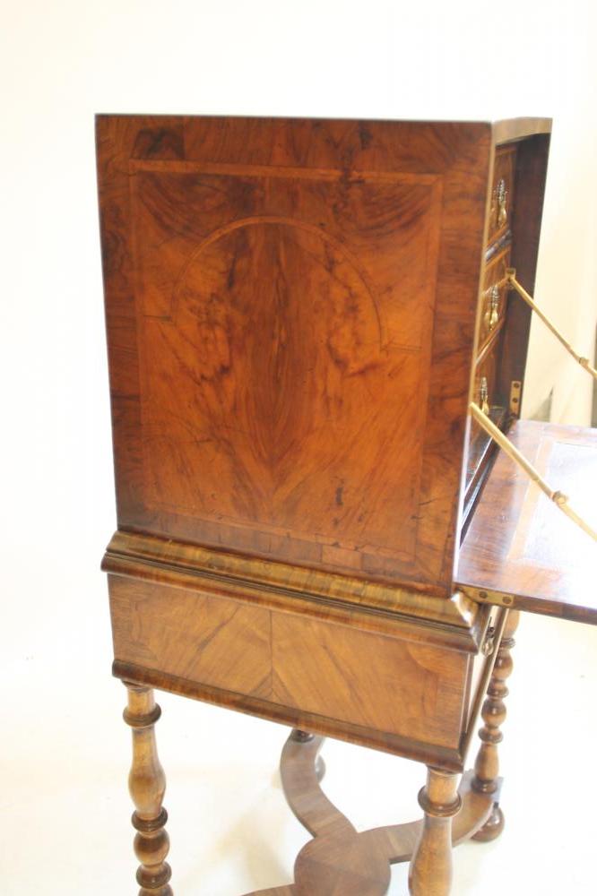 A WILLIAM & MARY WALNUT AND FEATHER BANDED CABINET on later stand, c.1900, the oblong cabinet with - Bild 4 aus 4