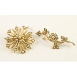 A LATE VICTORIAN 15CT GOLD BROOCH/PENDANT in the form of a flowerhead set with numerous split seed