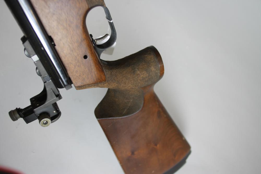 AN ANSCHUTZ MATCH MODEL 250 .177 TARGET AIR RIFLE, with 18 1/4" barrel, adjustable front sight, - Image 4 of 6