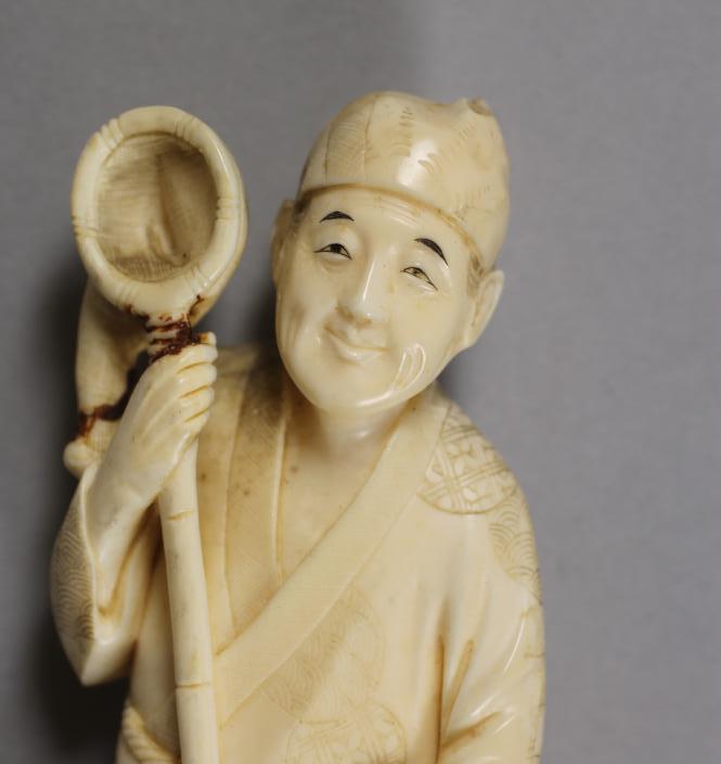 A JAPANESE ONE PIECE IVORY OKIMONO, Meiji period, of a fisherman holding a long net/spear in his - Image 2 of 6