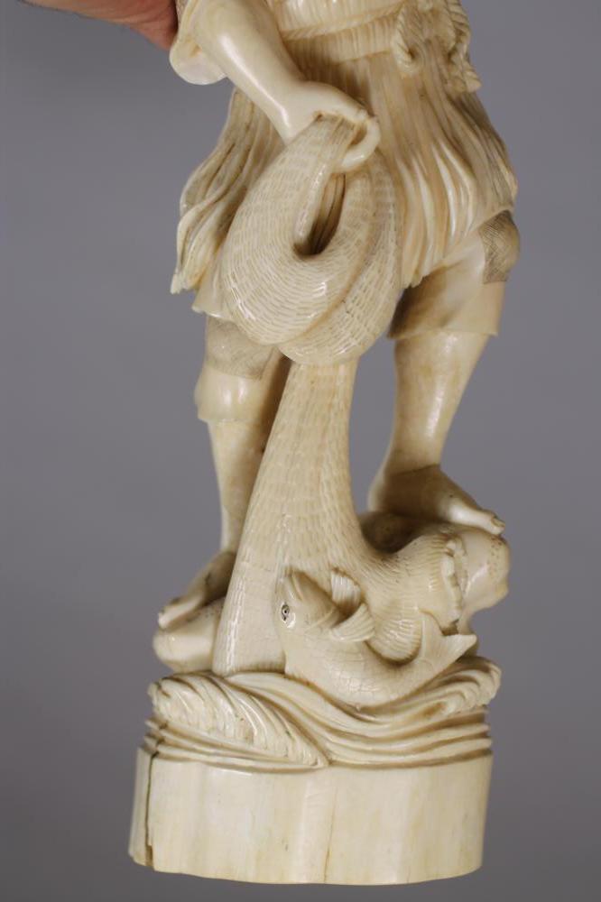 A JAPANESE ONE PIECE IVORY OKIMONO, Meiji period, of a fisherman supporting a young child standing - Image 8 of 8