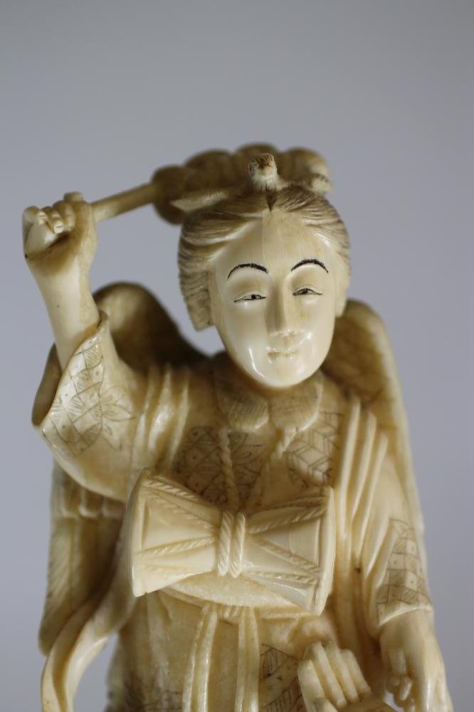 A JAPANESE ONE PIECE IVORY OKIMONO, Meiji period, of a fisherman supporting a young child standing - Image 7 of 8