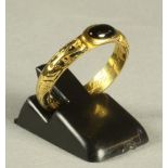 AN EARLY GEORGE I GOLD MOURNING RING, centrally close back set with a polished oval black onyx