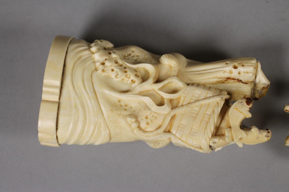 A JAPANESE ONE PIECE IVORY OKIMONO, Meiji period, of a fisherman holding a long net/spear in his - Image 4 of 6