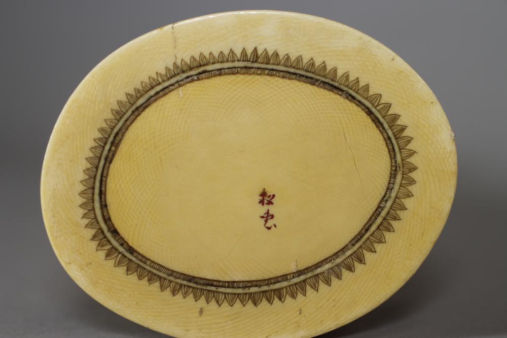 A JAPANESE ONE PIECE IVORY OKIMONO, Meiji period, of a Bejin with high elaborate hair style with - Image 4 of 7