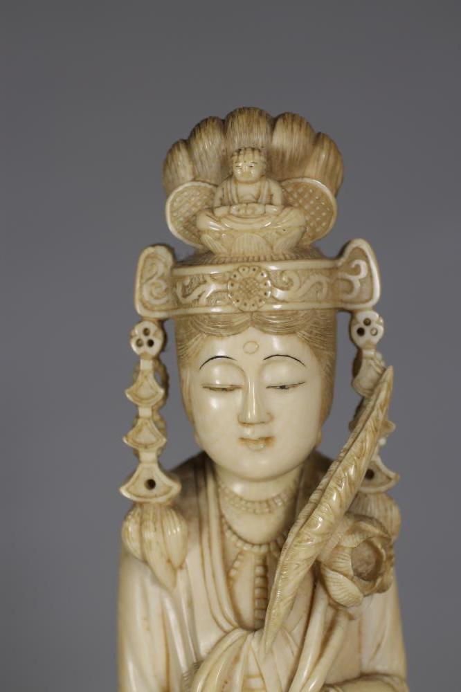 A JAPANESE ONE PIECE IVORY OKIMONO, Meiji period, of a Bejin with high elaborate hair style with - Image 6 of 7
