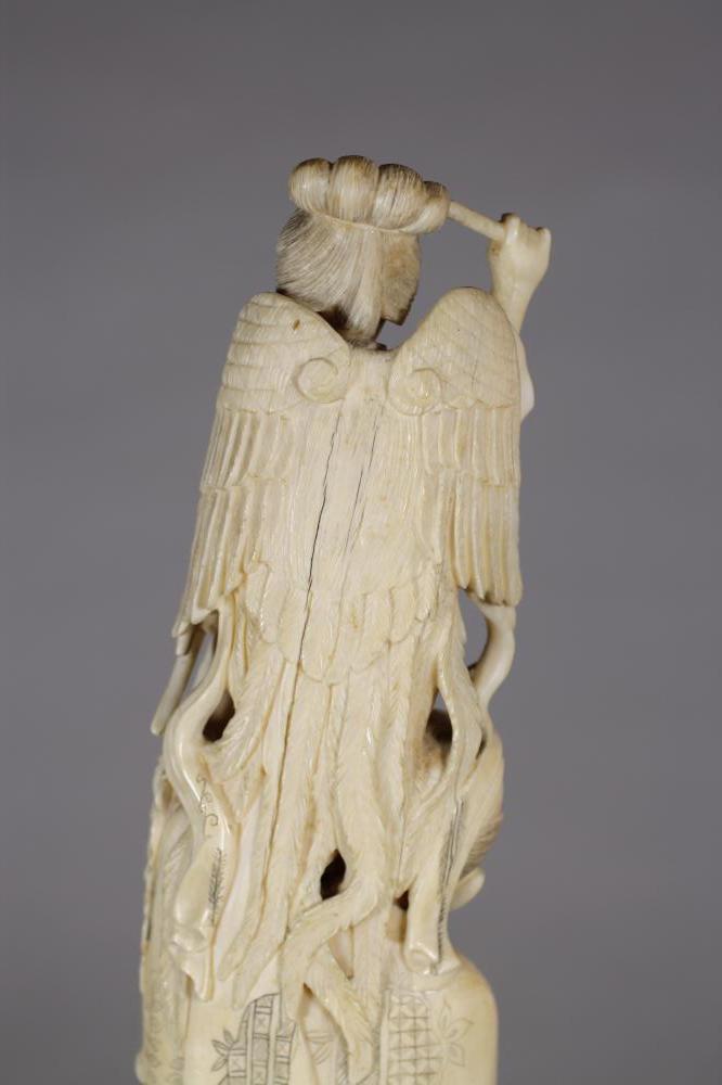 A JAPANESE ONE PIECE IVORY OKIMONO, Meiji period, of a fisherman supporting a young child standing - Image 4 of 8