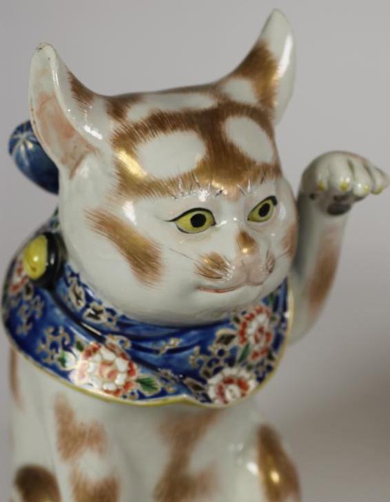 A PAIR OF JAPANESE PORCELAIN CATS, early 20th century, each with a raised left paw, wearing a - Image 3 of 4