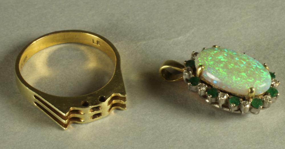 AN OPAL, EMERALD AND DIAMOND COCKTAIL RING/PENDANT, the oval cabochon polished opal claw set to an - Bild 3 aus 3