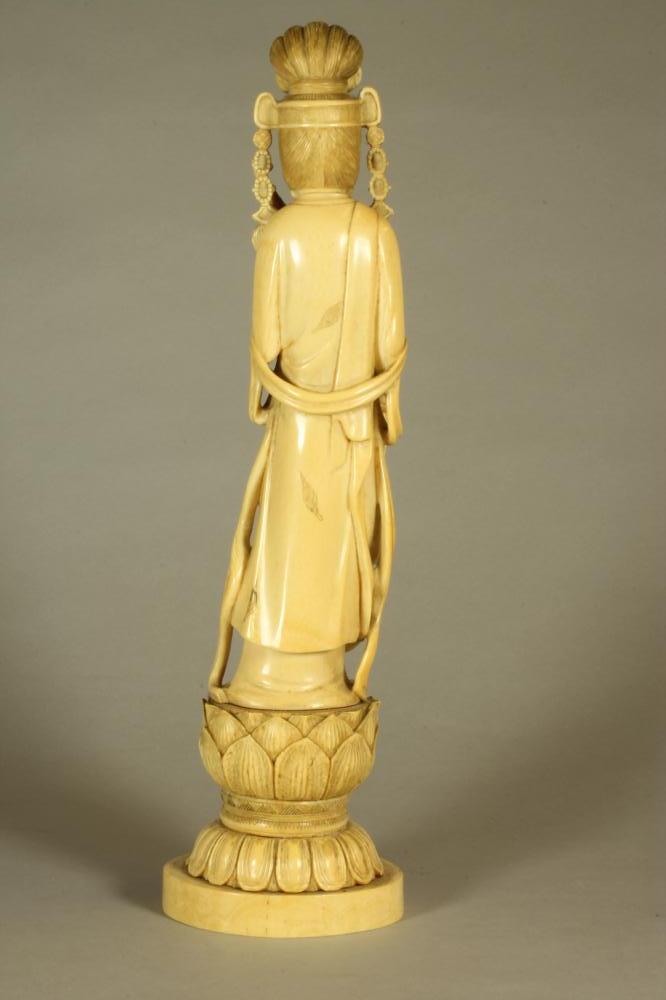 A JAPANESE ONE PIECE IVORY OKIMONO, Meiji period, of a Bejin with high elaborate hair style with - Image 3 of 7
