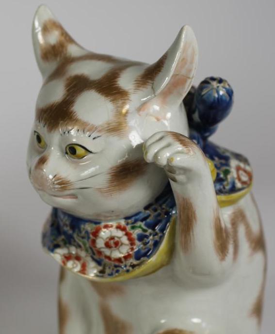 A PAIR OF JAPANESE PORCELAIN CATS, early 20th century, each with a raised left paw, wearing a - Image 2 of 4